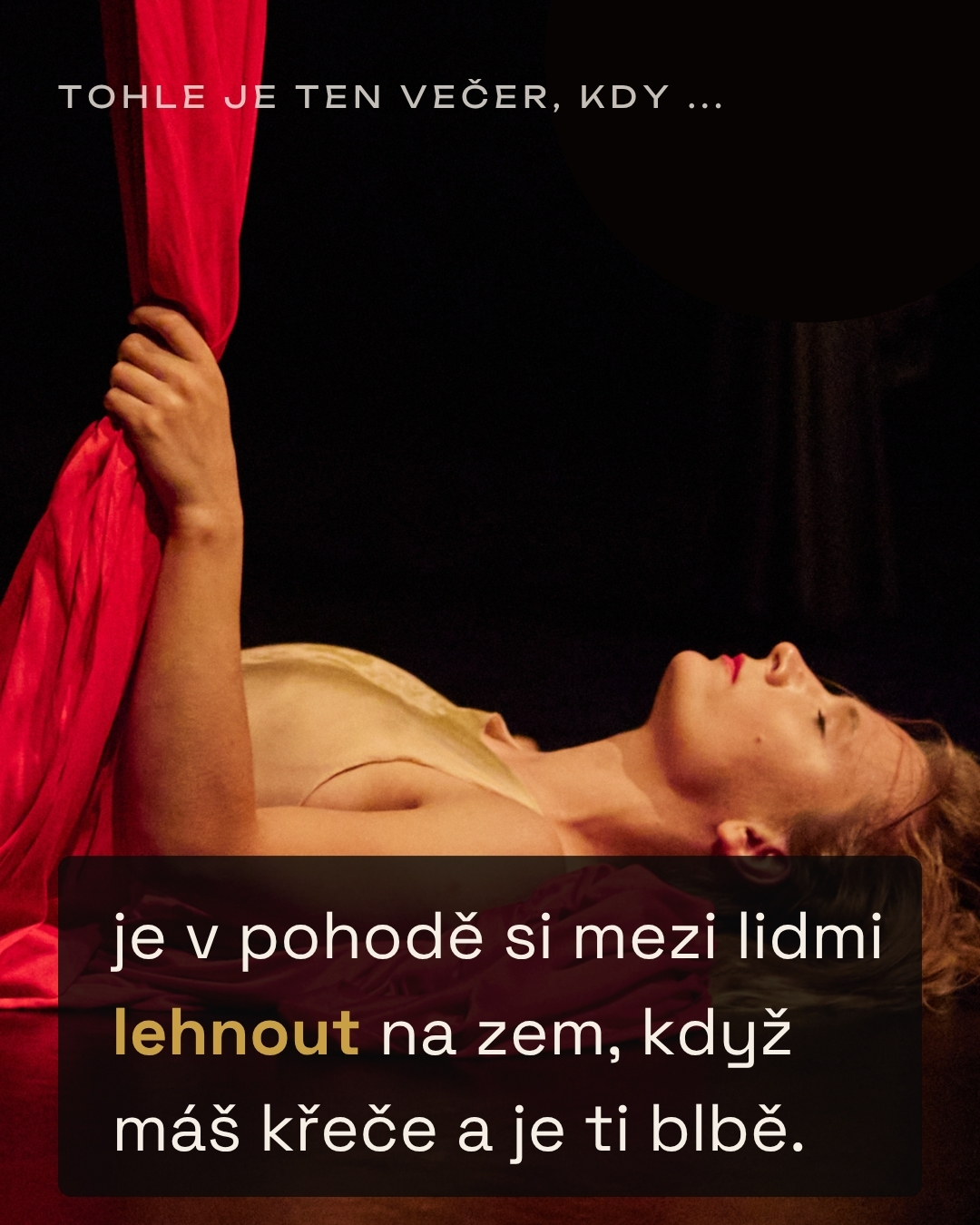Tohle je ten večer, kdy je v pohodě si mezi lidmi lehnout na zem